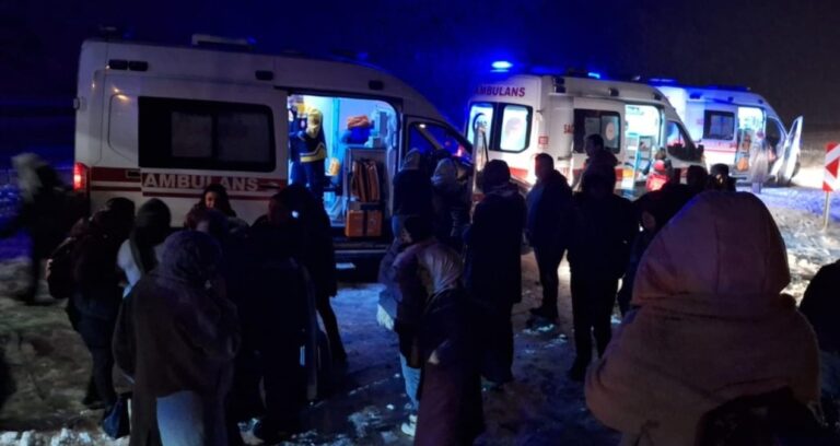 yolcu-otobusu-kaza-yapti-cok-sayida-yarali-var-CsFjvC2l.jpg