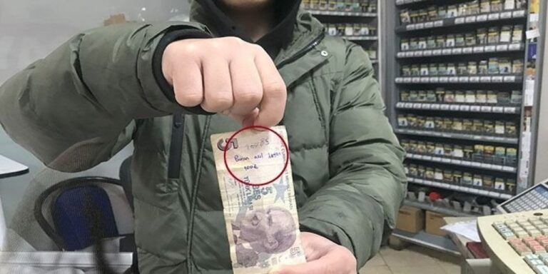 5-liranin-ustunde-yazani-gorunce-saskina-dondu-wbAK4HxJ.jpg