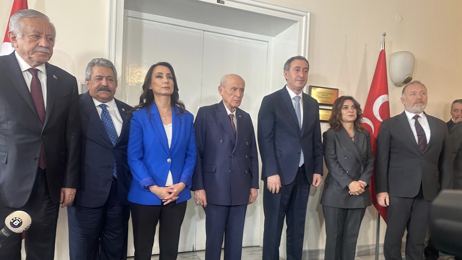 dem-parti-mhp-gorusmesi-bitti-bahceli-heyeti-kapida-tokalasarak-ugurladi-i1uwSbam.jpg